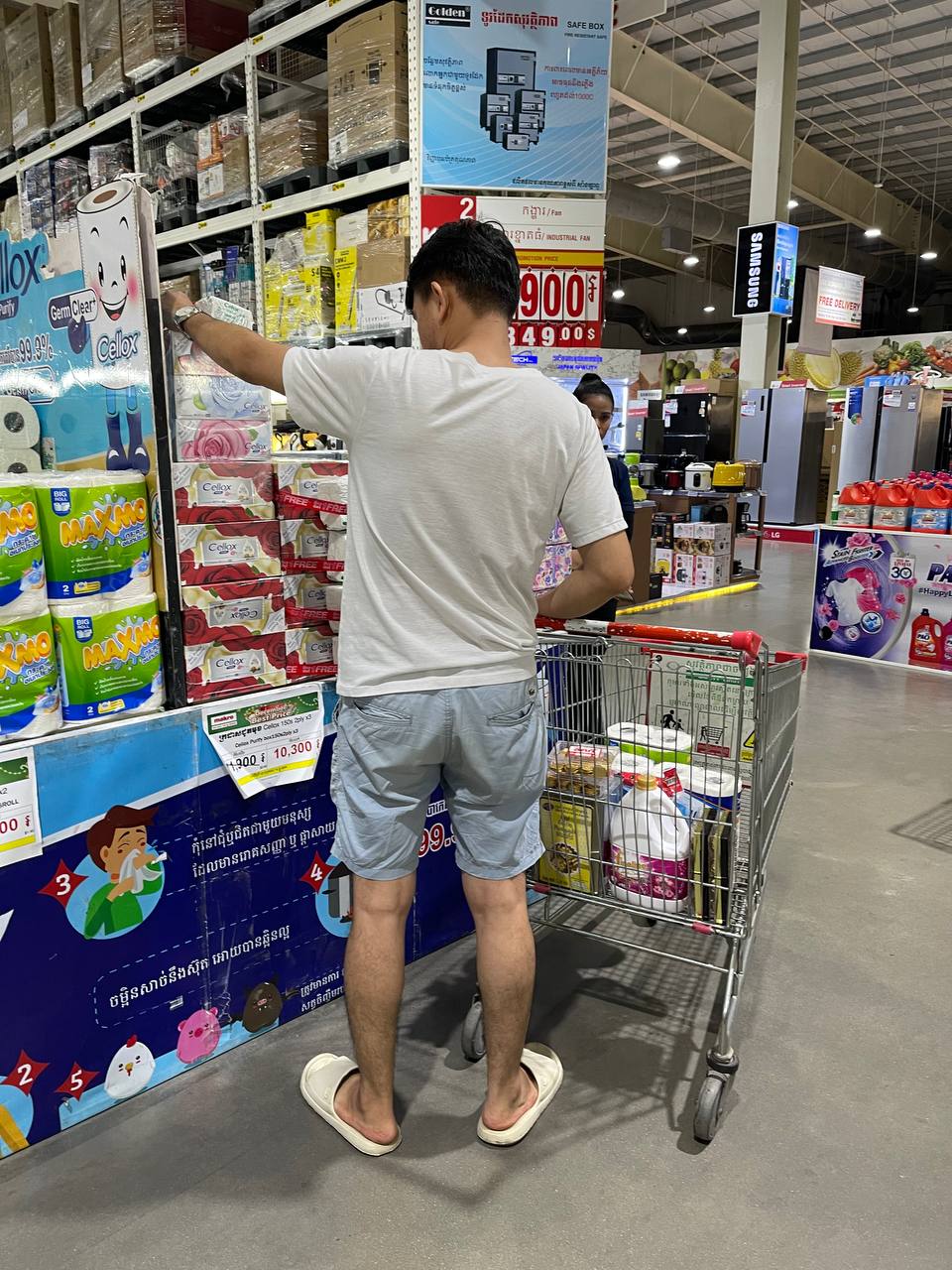 Successful Cellox and BJC promotions by Da Houg Heng at Makro Cambodia